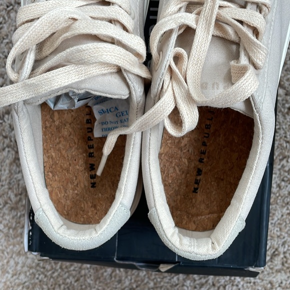 NWT New Republic Madison Canvas Sneaker - size 7 - Picture 3 of 6